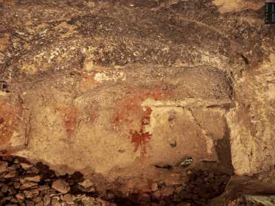 Su di esso si affacciano altri piccoli vani ciechi segnati da archi scavati nella roccia che poggiano su mezzi pilastri quadrangolari